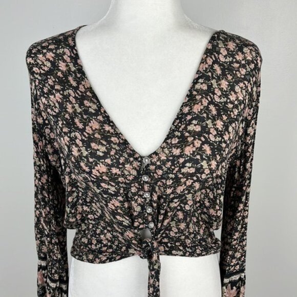 American Eagle Floral Button Front Crop Top Size Medium - Picture 2 of 6
